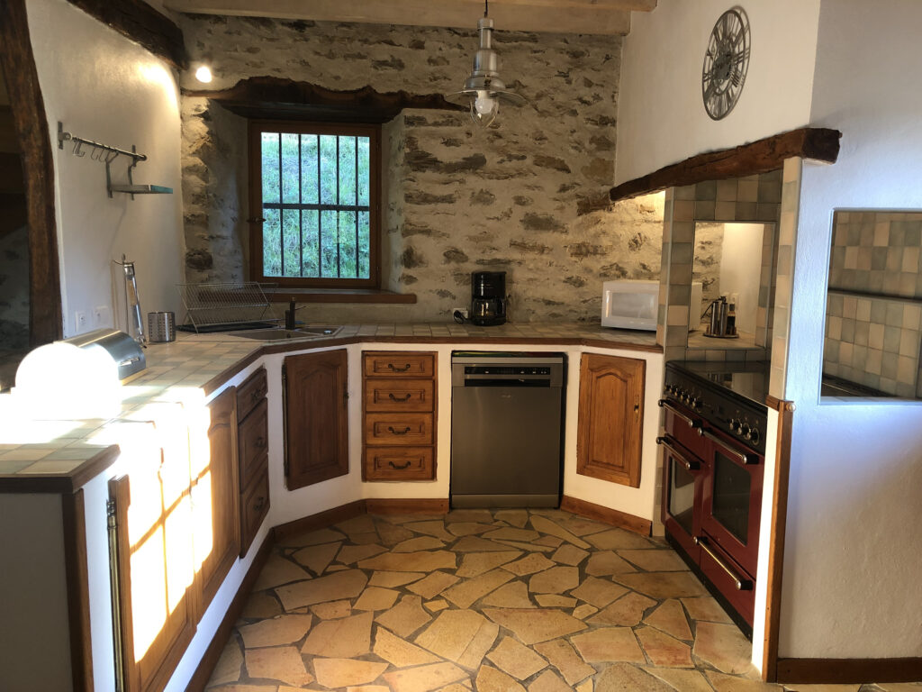 Cuisine équipée avec piano de cuisson - gîte Pyrénées Préchac