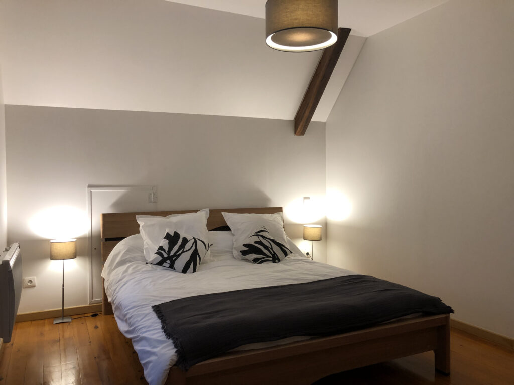 Chambre King Size côté Est - location vacances Argelès-Gazost
