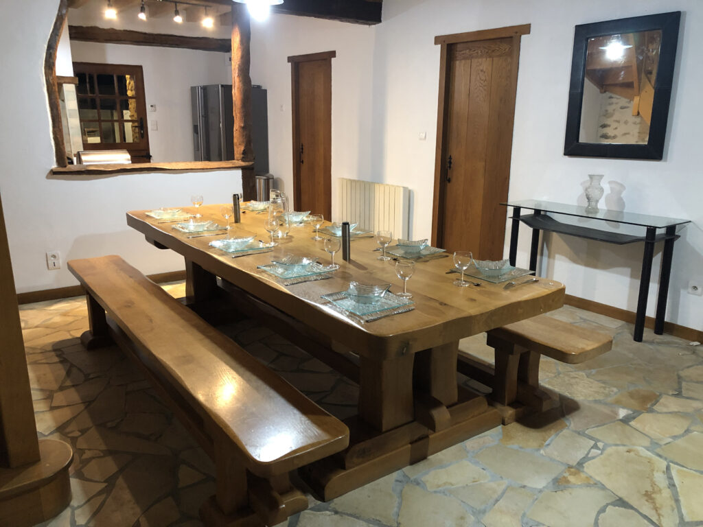 La grande table en chêne du salon