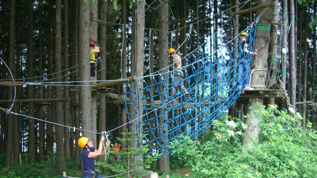 ACCROBRANCHE RAFTING / CANYONNING Balades trotinettes electriques