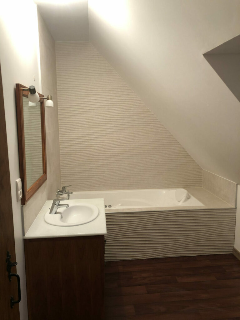 Salle de bain avec baignoire jacuzzi - gîte Le Pargagnat